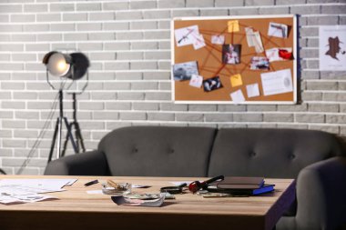 Polis departmanında dedektifin çalıştığı yer.