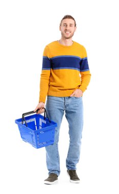 Beyaz arka planda boş alışveriş sepeti olan genç bir adam.