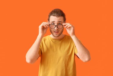 Renkli gözlüklü genç adam şaşırdı.