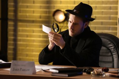 Dedektifler kanıtları inceliyor.