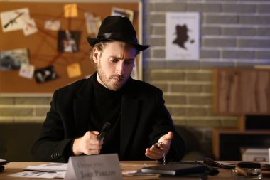 Dedektifler kanıtları inceliyor.