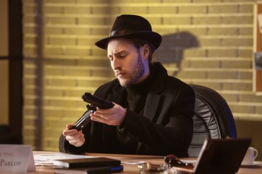 Dedektifler kanıtları inceliyor.