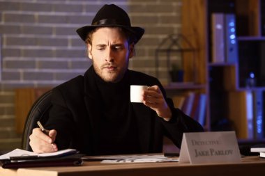 Dedektifler kanıtları inceliyor.