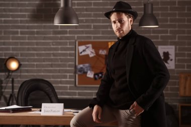 Karanlık ofiste dedektif portresi