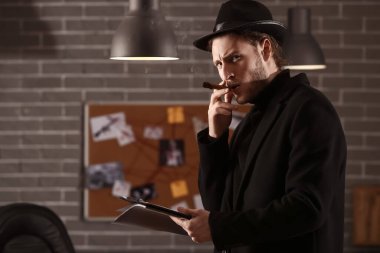 Dedektifler kanıtları inceliyor.