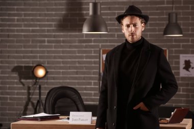 Karanlık ofiste dedektif portresi