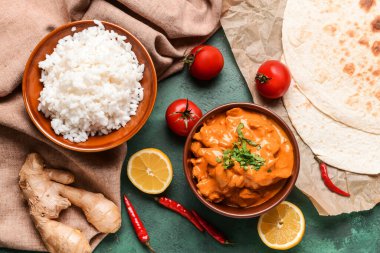 Renkli arka planda lezzetli tavuk tikka masala ve pirinç kaseleri
