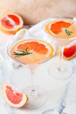 Masada bir bardak lezzetli greyfurt kokteyli