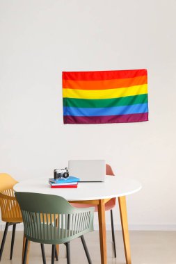 Duvarında LGBT bayrağı asılı modern işyeri