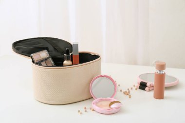 Dekoratif makyaj malzemeli şık bir çanta.