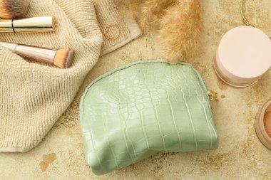 Dekoratif makyaj malzemeli şık bir çanta.