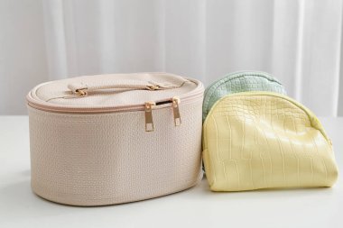 Hafif arkaplanda kozmetik poşetler