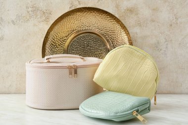 Hafif arkaplanda kozmetik poşetler