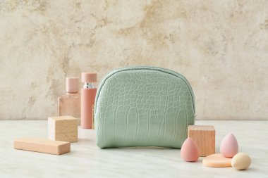 Hafif arkaplanda aksesuarları olan şık kozmetik çanta