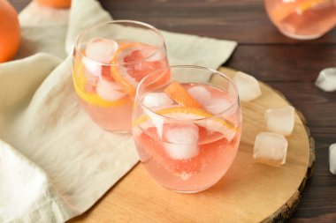 Ahşap arka planda bir bardak lezzetli greyfurt limonatası, yakın plan.