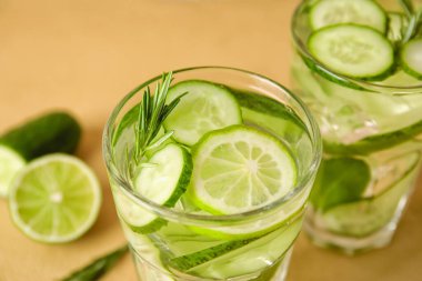 Renkli salatalıklı limonata.