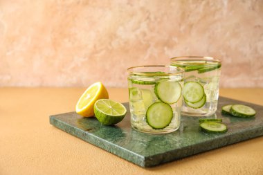 Renkli arkaplanda salatalıklı limonata.