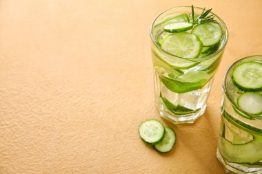 Renkli salatalıklı limonata.