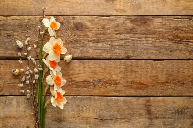 Ahşap arka planda güzel nergisler