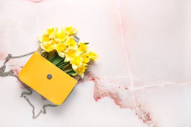 Açık arkaplan üzerinde güzel nergisler olan çanta.