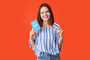 Bağışıklık pasaport ve aşılama kartı olan genç bir kadın.