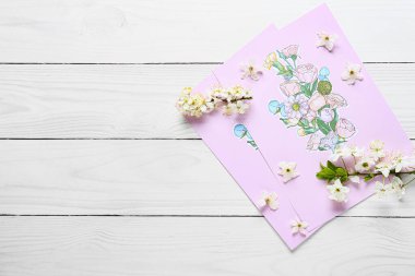 Güzel dallar ve açık ahşap arka planda resimler.