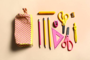 Renk arkaplan üzerine kalem kutusu ve kırtasiye