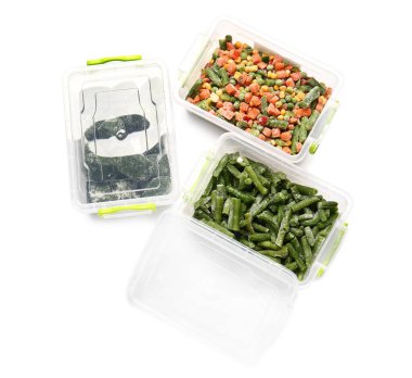 Beyaz arka planda donmuş sebzeli plastik kaplar.