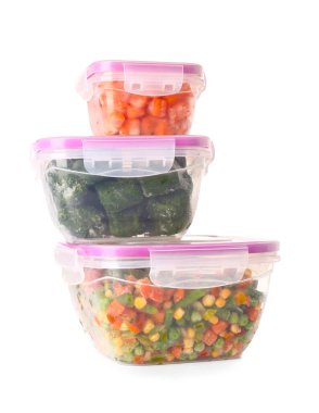 Beyaz arka planda donmuş sebzeli plastik kaplar.