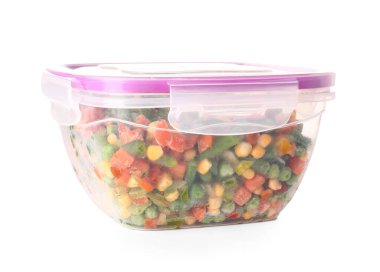 Beyaz arka planda donmuş sebzeli plastik kap.