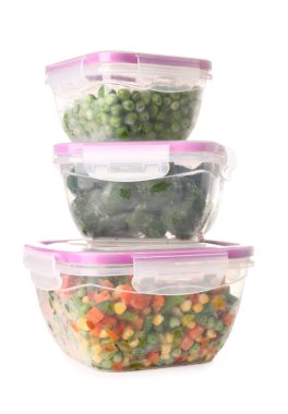 Beyaz arka planda donmuş sebzeli plastik kaplar.