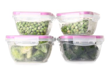 Beyaz arka planda donmuş sebzeli plastik kaplar.