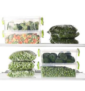 Beyaz arka planda donmuş sebzeli plastik kaplar.