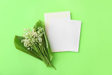 Boş kartlar ve güzel vadi çiçekleri. Renkli arka planda.