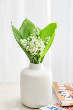 Işıklı arka planda güzel çiçekli vazo.