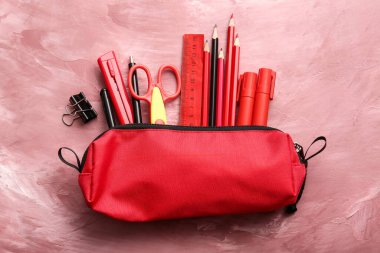 Renk arkaplan üzerinde kırtasiye seti olan kalem kutusu