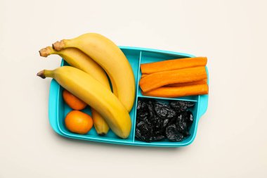 Hafif arka planda lezzetli yemekleri olan beslenme çantası.