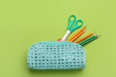 Renk arkaplan üzerine kalem kutusu ve kırtasiye