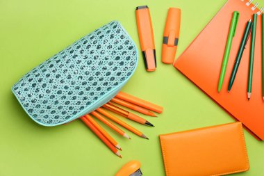 Renk arkaplan üzerine kalem kutusu ve kırtasiye