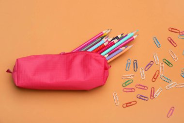 Renk arkaplan üzerine kalem kutusu ve kırtasiye