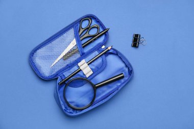 Renk arkaplan üzerine kalem kutusu ve kırtasiye