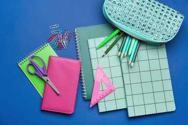 Renk arkaplan üzerine kalem kutusu ve kırtasiye