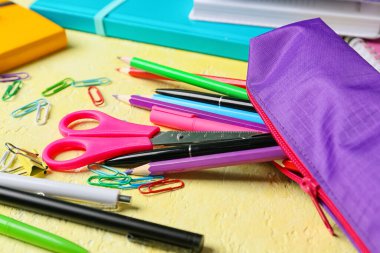 Renk arkaplanında kırtasiye malzemesi olan kalem kutusu