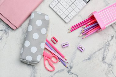 Hafif arkaplanda kalem kutusu ve kırtasiye malzemesi