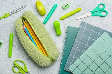 Hafif arkaplanda kalem kutusu ve kırtasiye malzemesi