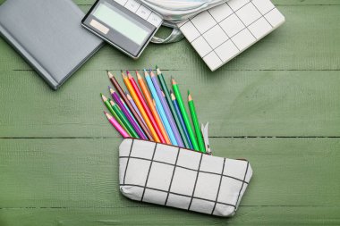 Kalem kutusu ve renkli ahşap arkaplan kırtasiyesi