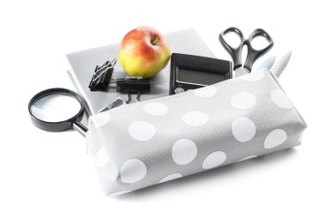 Beyaz arkaplanda kalem kutusu ve kırtasiye malzemesi