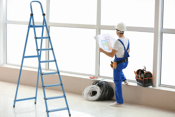 Young Electrician House Plan Room — Stock Photo, Image