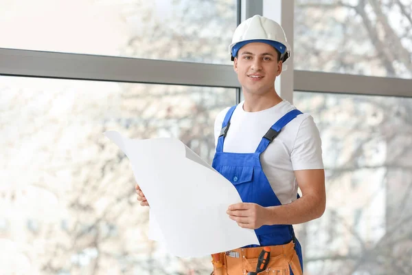 Junger Elektriker Mit Hausplan Zimmer — Stockfoto