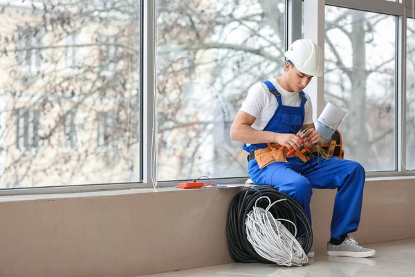 Tânăr Electrician Unelte Cameră — Fotografie, imagine de stoc